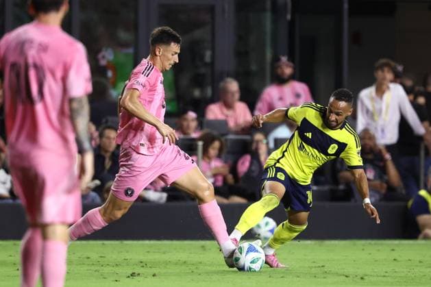 FT. LAUDERDALE, FL - NOVEMBER 08: Inter Miami forward Tadeo Allende (21) steals the ball from Nashville SC midfielder Hany Mukhtar (10) in the first half during game three of the first round playoff patch between Nashville SC and Inter Miami CF on Saturday, November 8, 2025 at Chase Stadium in Fort Lauderdale, FL. (Photo by Peter Joneleit Icon Sportswire) SOCCER: NOV 08 MLS, Fussball Herren, USA Cup Playoffs Inter Miami CF vs Nashville SC EDITORIAL USE ONLY Icon251108098