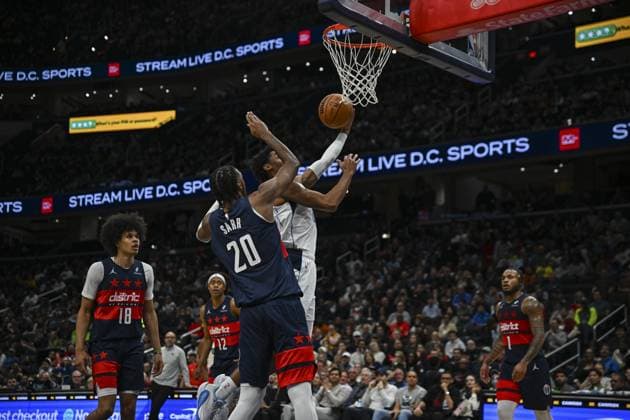 Dallas Mavericks vs Washington Wizards WASHINGTON DC, UNITED STATES - NOVEMBER 8 : Alex Sarr (20) of Washington Wizards in action against Maxx Christie (00) of Dallas Mavericks during the NBA, Basketball Herren, USA basketball game between Dallas Mavericks and Washington Wizards at the Capital One Arena on November 8, 2025 in Washington DC, United States. Celal Gunes Anadolu District of Columbia United States. Editorial use only. Please get in touch for any other usage.  Copyright: x2025xAnadoluxCelalxGunesx