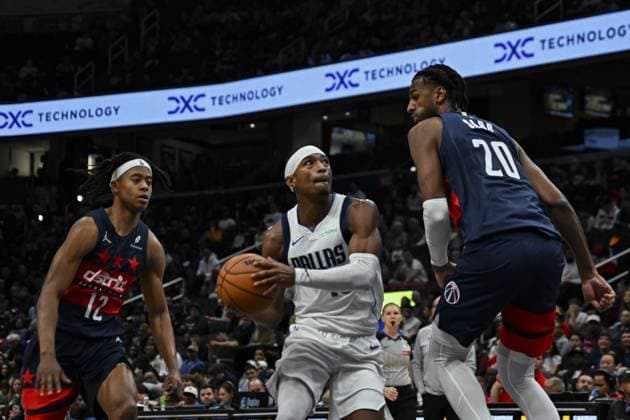 Dallas Mavericks vs Washington Wizards WASHINGTON DC, UNITED STATES - NOVEMBER 8 : Alex Sarr (20) of Washington Wizards in action against Brandon Williams (10) of Dallas Mavericks during the NBA, Basketball Herren, USA basketball game between Dallas Mavericks and Washington Wizards at the Capital One Arena on November 8, 2025 in Washington DC, United States. Celal Gunes Anadolu District of Columbia United States. Editorial use only. Please get in touch for any other usage.  Copyright: x2025xAnadoluxCelalxGunesx