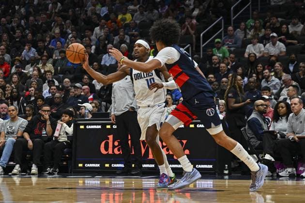 Dallas Mavericks vs Washington Wizards WASHINGTON DC, UNITED STATES - NOVEMBER 8 : Kyshawn George (18) of Washington Wizards in action against Brandon Williams (10) of Dallas Mavericks during the NBA, Basketball Herren, USA basketball game between Dallas Mavericks and Washington Wizards at the Capital One Arena on November 8, 2025 in Washington DC, United States. Celal Günes Anadolu District of Columbia United States. Editorial use only. Please get in touch for any other usage.  Copyright: x2025xAnadoluxCelalxGüneÅüx