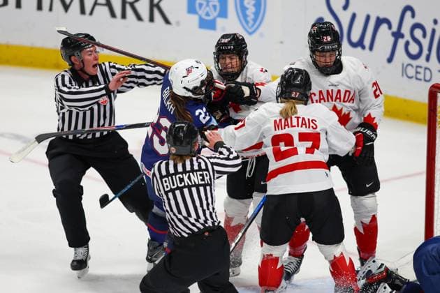 November 8th 2025: Team Canada forward Blayre Turnbull (40) throws a hit in the second period in a game against Team USA. Team USA WomenÃ¢â‚¬â ¢s national team, Nationalteam hosted the Canadian WomenÃ¢â‚¬â ¢s National Team in a Canada USA Rivalry Series game at Key Bank Center in Buffalo, New York. ( CSM) - ZUMAc04_ 20251108_zma_c04_464 Copyright: xJonathanxTencax