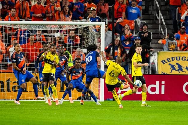November 8, 2025, Cincinnati, Ohio, USA: Columbus Crew midfielder Darlington Nagbe (6) shot on goal blocked by FC Cincinnati midfielder Evander (10) during an MLS, Fussball Herren, USA playoff game at TQL Cincinnati USA - ZUMAt168 20251108_zsp_t168_018 Copyright: xTrentxPattersonx