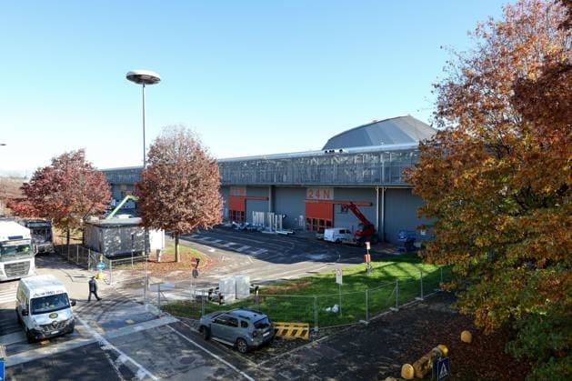 (251109) -- MILAN, Nov. 9, 2025 -- This photo taken on Nov. 3, 2025 shows the Milano Rho Ice hockey, Eishockey Arena under renovation at Fiera Milano Rho exhibition center in Milan, Italy. The Milan-Cortina 2026 Olympic Winter games, Winterspiele,Spiele, Summer games will open on February 6, 2026 at Milan s San Siro Stadium. ) (SP)ITALY-MILAN-MILAN-CORTINA WINTER OLYMPICS-PREPARATION LixJing 