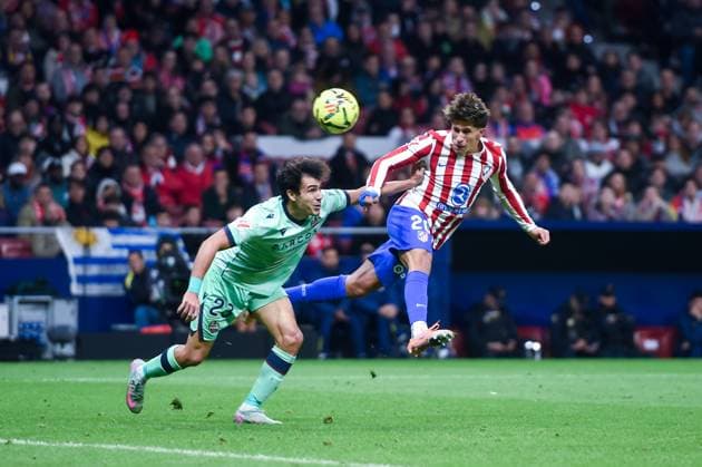 (251109) -- MADRID, Nov. 9, 2025 -- Giuliano Simeone (R) of Atletico de Madrid vies with Manu Sanchez of Levante UD during the La Liga football match between Atletico de Madrid and Levante UD in Madrid, Spain, Nov. 8, 2025. (Photo by Xinhua) (SP)SPAIN-MADRID-FOOTBALL-LA LIGA-ATLETICO DE MADRID VS LEVANTE GustavoxValiente 