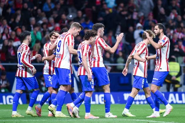 (251109) -- MADRID, Nov. 9, 2025 -- Players of Atletico de Madrid celebrate a goal during the La Liga football match between Atletico de Madrid and Levante UD in Madrid, Spain, Nov. 8, 2025. (Photo by Xinhua) (SP)SPAIN-MADRID-FOOTBALL-LA LIGA-ATLETICO DE MADRID VS LEVANTE GustavoxValiente 