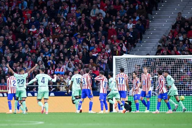 (251109) -- MADRID, Nov. 9, 2025 -- Players of Levante UD celebrate a goal during the La Liga football match between Atletico de Madrid and Levante UD in Madrid, Spain, Nov. 8, 2025. (Photo by Xinhua) (SP)SPAIN-MADRID-FOOTBALL-LA LIGA-ATLETICO DE MADRID VS LEVANTE GustavoxValiente 