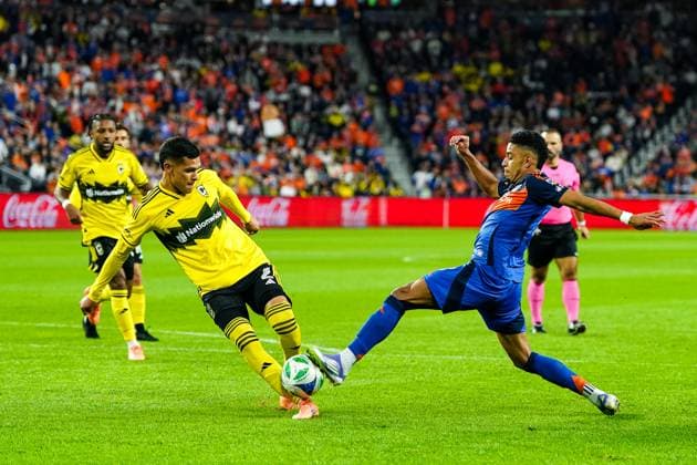November 8, 2025, Cincinnati, Ohio, USA: FC Cincinnati forward Ko vin Denkey (9) lunges for the ball against Columbus Crew defender Marcelo Herrera (2) during an MLS, Fussball Herren, USA playoff game at TQL Cincinnati USA - ZUMAt168 20251108_zsp_t168_005 Copyright: xTrentxPattersonx