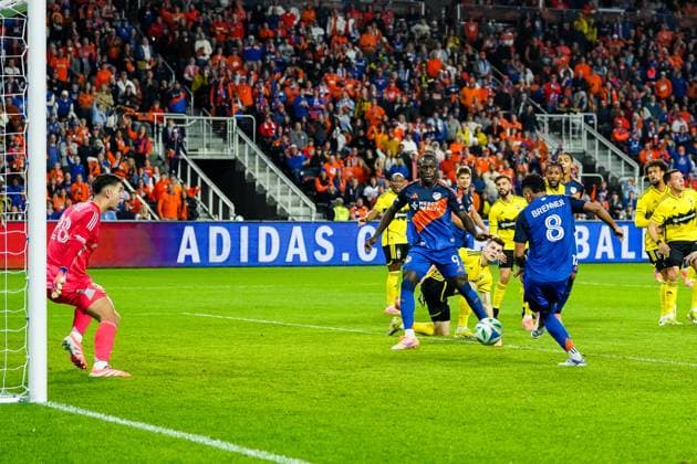 November 8, 2025, Cincinnati, Ohio, USA: FC Cincinnati forward Brenner (8) takes a shot on goal that ties the game at 1-1 during an MLS, Fussball Herren, USA playoff game at TQL Cincinnati USA - ZUMAt168 20251108_zsp_t168_006 Copyright: xTrentxPattersonx