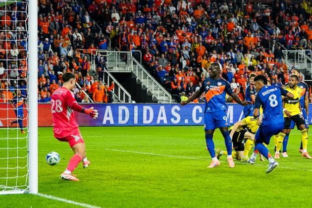 November 8, 2025, Cincinnati, Ohio, USA: FC Cincinnati forward Brenner (8) takes a shot on goal that ties the game at 1-1 during an MLS, Fussball Herren, USA playoff game at TQL Cincinnati USA - ZUMAt168 20251108_zsp_t168_007 Copyright: xTrentxPattersonx