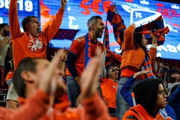 November 8, 2025, Cincinnati, Ohio, USA: FC Cincinnati fans celebrate after FC Cincinnati forward Brenner (8) scored the game tying goal during an MLS, Fussball Herren, USA playoff game at TQL Cincinnati USA - ZUMAt168 20251108_zsp_t168_008 Copyright: xTrentxPattersonx