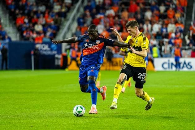 November 8, 2025, Cincinnati, Ohio, USA: FC Cincinnati forward Ko vin Denkey (9) tries to keep the ball away from Columbus Crew midfielder Sean Zawadzki (25) to get a attacking opportunity during an MLS, Fussball Herren, USA playoff game at TQL Cincinnati USA - ZUMAt168 20251108_zsp_t168_002 Copyright: xTrentxPattersonx