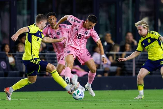 FT. LAUDERDALE, FL - NOVEMBER 08: Inter Miami forward Tadeo Allende (21) battles for the ball in the first half during a MLS, Fussball Herren, USA Cup Playoffs match between Inter Miami CF and Nashville SC at Chase Stadium on November 08, 2025 in Fort Lauderdale, Florida. (Photo by Chris Arjoon Icon Sportswire) SOCCER: NOV 08 MLS Cup Playoffs Inter Miami CF vs Nashville SC EDITORIAL USE ONLY Icon25110800114