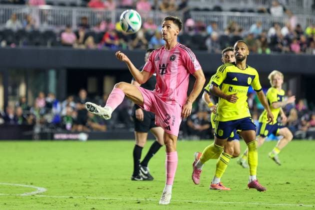 FT. LAUDERDALE, FL - NOVEMBER 08: Inter Miami forward Tadeo Allende (21) controls the ball in the first half during a MLS, Fussball Herren, USA Cup Playoffs match between Inter Miami CF and Nashville SC at Chase Stadium on November 08, 2025 in Fort Lauderdale, Florida. (Photo by Chris Arjoon Icon Sportswire) SOCCER: NOV 08 MLS Cup Playoffs Inter Miami CF vs Nashville SC EDITORIAL USE ONLY Icon25110800120