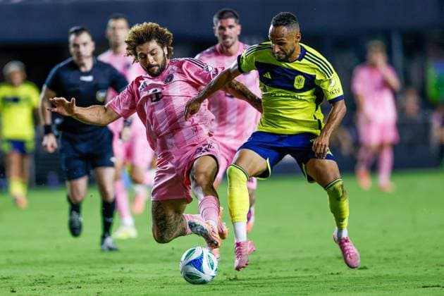 FT. LAUDERDALE, FL - NOVEMBER 08: Inter Miami defender Maximiliano Falcon (37) and Nashville SC midfielder Hany Mukhtar (10) battle for the ball in the second half during a MLS, Fussball Herren, USA Cup Playoffs match between Inter Miami CF and Nashville SC at Chase Stadium on November 08, 2025 in Fort Lauderdale, Florida. (Photo by Chris Arjoon Icon Sportswire) SOCCER: NOV 08 MLS Cup Playoffs Inter Miami CF vs Nashville SC EDITORIAL USE ONLY Icon25110800122