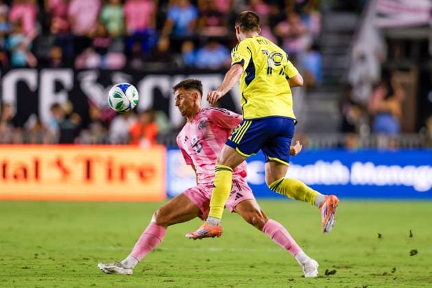 FT. LAUDERDALE, FL - NOVEMBER 08: Inter Miami forward Tadeo Allende (21) and Nashville SC midfielder Alex Muyl (19) battle for the ball in the second half during a MLS, Fussball Herren, USA Cup Playoffs match between Inter Miami CF and Nashville SC at Chase Stadium on November 08, 2025 in Fort Lauderdale, Florida. (Photo by Chris Arjoon Icon Sportswire) SOCCER: NOV 08 MLS Cup Playoffs Inter Miami CF vs Nashville SC EDITORIAL USE ONLY Icon25110800123