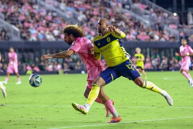 FT. LAUDERDALE, FL - NOVEMBER 08: Inter Miami defender Maximiliano Falcon (37) and Nashville SC forward Teal Bunbury (12) battle for the ball in the second half during a MLS, Fussball Herren, USA Cup Playoffs match between Inter Miami CF and Nashville SC at Chase Stadium on November 08, 2025 in Fort Lauderdale, Florida. (Photo by Chris Arjoon Icon Sportswire) SOCCER: NOV 08 MLS Cup Playoffs Inter Miami CF vs Nashville SC EDITORIAL USE ONLY Icon25110800129