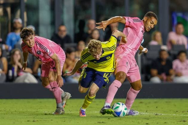 FT. LAUDERDALE, FL - NOVEMBER 08: Inter Miami midfielder Yannick Bright (42) and Nashville SC forward Jacob Shaffelburg (14) battle for the ball in the second half as Inter Miami defender Noah Allen (32) looks on during a MLS, Fussball Herren, USA Cup Playoffs match between Inter Miami CF and Nashville SC at Chase Stadium on November 08, 2025 in Fort Lauderdale, Florida. (Photo by Chris Arjoon Icon Sportswire) SOCCER: NOV 08 MLS Cup Playoffs Inter Miami CF vs Nashville SC EDITORIAL USE ONLY Icon25110800131