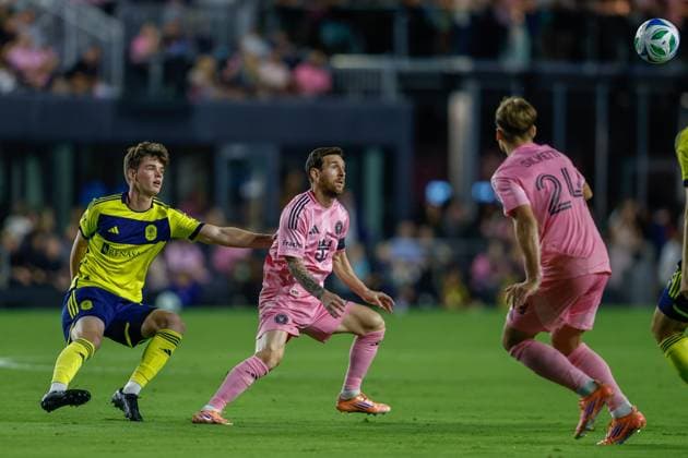 FT. LAUDERDALE, FL - NOVEMBER 08: Inter Miami forward Lionel Messi (10) battles for the ball in the first half during a MLS, Fussball Herren, USA Cup Playoffs match between Inter Miami CF and Nashville SC at Chase Stadium on November 08, 2025 in Fort Lauderdale, Florida. (Photo by Chris Arjoon Icon Sportswire) SOCCER: NOV 08 MLS Cup Playoffs Inter Miami CF vs Nashville SC EDITORIAL USE ONLY Icon25110800132