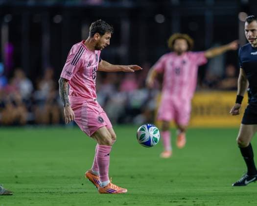 FT. LAUDERDALE, FL - NOVEMBER 08: Inter Miami forward Lionel Messi (10) controls the ball in the first half during a MLS, Fussball Herren, USA Cup Playoffs match between Inter Miami CF and Nashville SC at Chase Stadium on November 08, 2025 in Fort Lauderdale, Florida. (Photo by Chris Arjoon Icon Sportswire) SOCCER: NOV 08 MLS Cup Playoffs Inter Miami CF vs Nashville SC EDITORIAL USE ONLY Icon25110800133