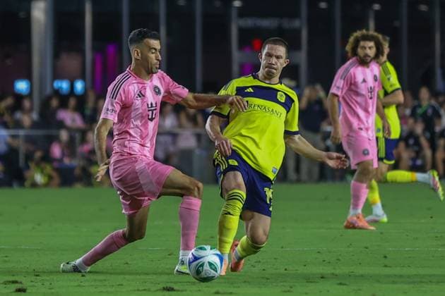 FT. LAUDERDALE, FL - NOVEMBER 08:Inter Miami midfielder Sergio Busquets (5) and Nashville SC midfielder Alex Muyl (19) battle for the ball in the first half during a MLS, Fussball Herren, USA Cup Playoffs match between Inter Miami CF and Nashville SC at Chase Stadium on November 08, 2025 in Fort Lauderdale, Florida. (Photo by Chris Arjoon Icon Sportswire) SOCCER: NOV 08 MLS Cup Playoffs Inter Miami CF vs Nashville SC EDITORIAL USE ONLY Icon25110800136