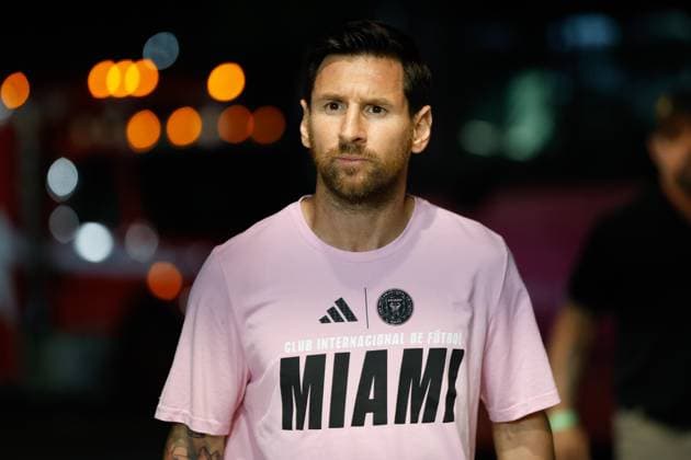 FT. LAUDERDALE, FL - NOVEMBER 08: Inter Miami forward Lionel Messi (10) arrives for a MLS, Fussball Herren, USA Cup Playoffs match between Inter Miami CF and Nashville SC at Chase Stadium on November 08, 2025 in Fort Lauderdale, Florida. (Photo by Chris Arjoon Icon Sportswire) SOCCER: NOV 08 MLS Cup Playoffs Inter Miami CF vs Nashville SC EDITORIAL USE ONLY Icon2511080014