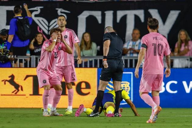 FT. LAUDERDALE, FL - NOVEMBER 08: Inter Miami defender Noah Allen (32) reacts to a foul in the first half during a MLS, Fussball Herren, USA Cup Playoffs match between Inter Miami CF and Nashville SC at Chase Stadium on November 08, 2025 in Fort Lauderdale, Florida. (Photo by Chris Arjoon Icon Sportswire) SOCCER: NOV 08 MLS Cup Playoffs Inter Miami CF vs Nashville SC EDITORIAL USE ONLY Icon25110800141