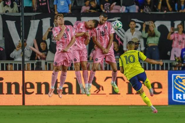 FT. LAUDERDALE, FL - NOVEMBER 08: Inter Miami forward Mateo Silvetti (24), Inter Miami forward Tadeo Allende (21) and Inter Miami midfielder Sergio Busquets (5) block a free kick from Nashville SC midfielder Hany Mukhtar (10) in the first half during a MLS, Fussball Herren, USA Cup Playoffs match between Inter Miami CF and Nashville SC at Chase Stadium on November 08, 2025 in Fort Lauderdale, Florida. (Photo by Chris Arjoon Icon Sportswire) SOCCER: NOV 08 MLS Cup Playoffs Inter Miami CF vs Nashville SC EDITORIAL USE ONLY Icon25110800142