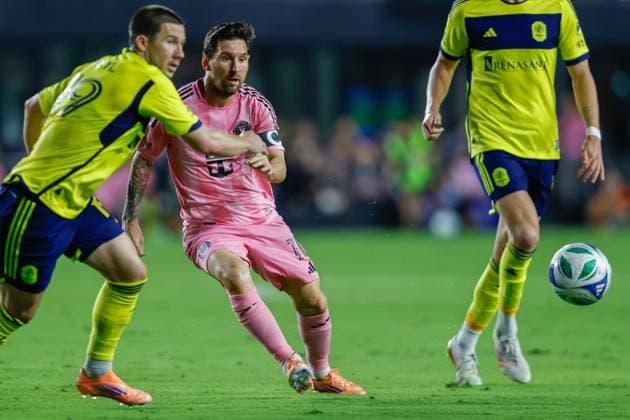 FT. LAUDERDALE, FL - NOVEMBER 08: Inter Miami forward Lionel Messi (10) controls the ball in the first half during a MLS, Fussball Herren, USA Cup Playoffs match between Inter Miami CF and Nashville SC at Chase Stadium on November 08, 2025 in Fort Lauderdale, Florida. (Photo by Chris Arjoon Icon Sportswire) SOCCER: NOV 08 MLS Cup Playoffs Inter Miami CF vs Nashville SC EDITORIAL USE ONLY Icon25110800147