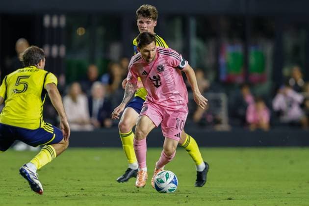 FT. LAUDERDALE, FL - NOVEMBER 08: Inter Miami forward Lionel Messi (10) controls the ball in the first half during a MLS, Fussball Herren, USA Cup Playoffs match between Inter Miami CF and Nashville SC at Chase Stadium on November 08, 2025 in Fort Lauderdale, Florida. (Photo by Chris Arjoon Icon Sportswire) SOCCER: NOV 08 MLS Cup Playoffs Inter Miami CF vs Nashville SC EDITORIAL USE ONLY Icon25110800149