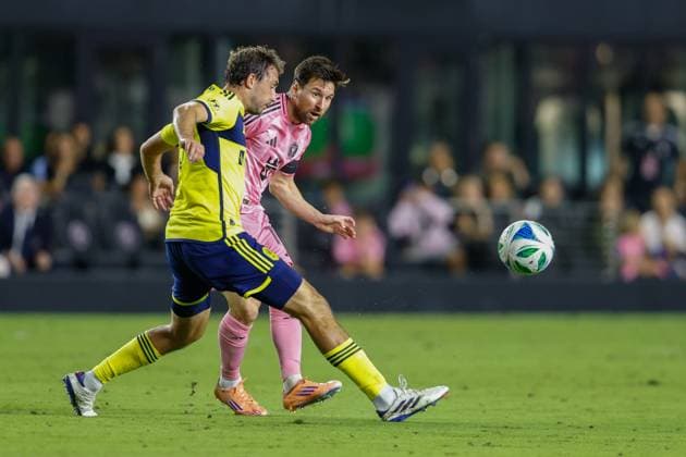 FT. LAUDERDALE, FL - NOVEMBER 08: Inter Miami forward Lionel Messi (10) and Nashville SC defender Jack Maher (5) battle for the ball in the first half during a MLS, Fussball Herren, USA Cup Playoffs match between Inter Miami CF and Nashville SC at Chase Stadium on November 08, 2025 in Fort Lauderdale, Florida. (Photo by Chris Arjoon Icon Sportswire) SOCCER: NOV 08 MLS Cup Playoffs Inter Miami CF vs Nashville SC EDITORIAL USE ONLY Icon25110800150