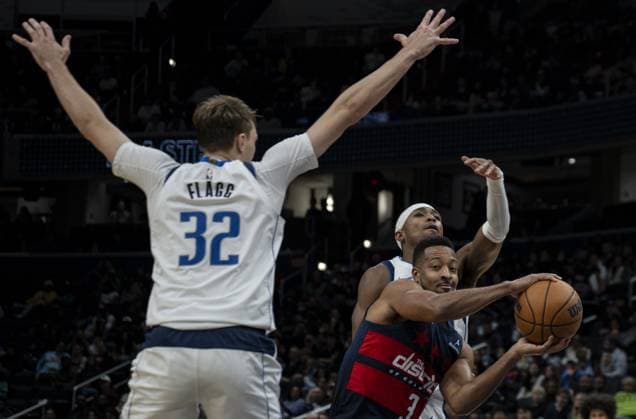 Dallas Mavericks vs Washington Wizards - NBA, Basketball Herren, USA WASHINGTON DC, UNITED STATES - NOVEMBER 8 : CJ McCollum (3) of Washington Wizards in action against Cooper Flagg (32) of Dallas Mavericks during the NBA basketball game between Dallas Mavericks and Washington Wizards at the Capital One Arena on November 8, 2025 in Washington DC, United States. Celal Gunes Anadolu Washington D.C. United States. Editorial use only. Please get in touch for any other usage.  Copyright: x2025xAnadoluxCelalxGunesx