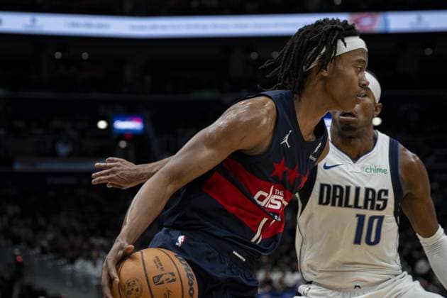 Dallas Mavericks vs Washington Wizards - NBA, Basketball Herren, USA WASHINGTON DC, UNITED STATES - NOVEMBER 8 : Tre Johnson (12) of Washington Wizards in action against Brandon Williams (10) of Dallas Mavericks during the NBA basketball game between Dallas Mavericks and Washington Wizards at the Capital One Arena on November 8, 2025 in Washington DC, United States. Celal Gunes Anadolu Washington D.C. United States. Editorial use only. Please get in touch for any other usage.  Copyright: x2025xAnadoluxCelalxGunesx