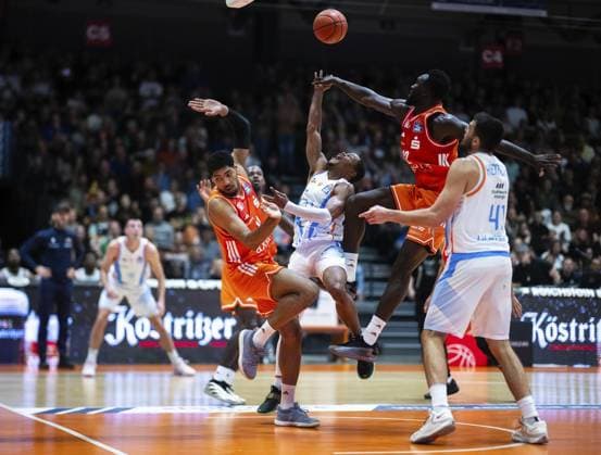 BASKETBALL EASYCREDIT BBL 7 GAME DAY SCIENCE CITY JENA NINERS CHEMNITZ FOR EDITORIAL PURPOSES ONLY p 08 11 2025 Jena Basketball easyCredit BBL 1 Basketball Bundesliga Season 2025 2026 7 Matchday Sparkassen Arena Science City Jena NINERS Chemnitz in the photo Eric Washington 33 Science City Jena in a duel with Amadou Sow 12 NINERS Chemnitz and Kostja Mushidi 11 NINERS Chemnitz Germany Thueringen Jena Copyright SaschaxFromm Copyright: SaschaxFromm doc836ma02v4w0apn46amr ,EDITORIAL USE ONLY Copyright: SaschaxFromm