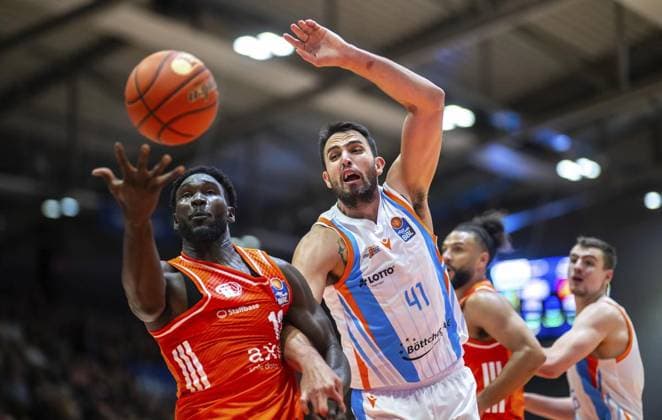 BASKETBALL EASYCREDIT BBL 7 GAME DAY SCIENCE CITY JENA NINERS CHEMNITZ FOR EDITORIAL PURPOSES ONLY p 08 11 2025 Jena Basketball easyCredit BBL 1 Basketball Bundesliga Season 2025 2026 7 Matchday Sparkassen Arena Science City Jena NINERS Chemnitz in the photo Alexander James Herrera 41 Science City Jena in a duel with Amadou Sow 12 NINERS Chemnitz Germany Thuringia Jena Copyright SaschaxFromm Copyright: SaschaxFromm doc836maf4rz1j1ddv7y44o ,EDITORIAL USE ONLY Copyright: SaschaxFromm