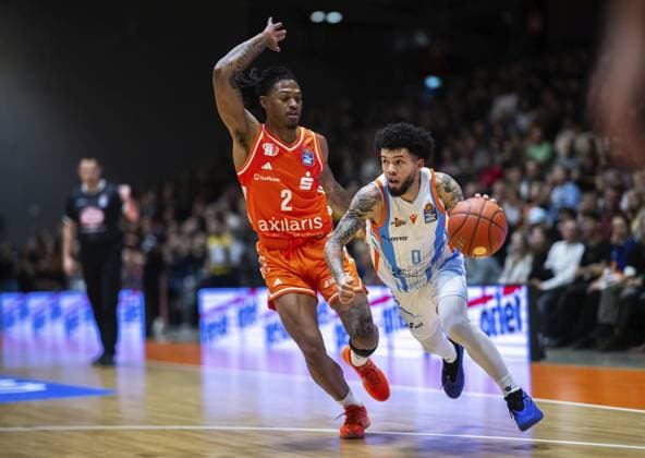 BASKETBALL EASYCREDIT BBL 7 GAME DAY SCIENCE CITY JENA NINERS CHEMNITZ FOR EDITORIAL PURPOSES ONLY p 08 11 2025 Jena Basketball easyCredit BBL 1 Basketball Bundesliga Season 2025 2026 7 Matchday Sparkassen Arena Science City Jena NINERS Chemnitz in the photo Tavian Dunn Martin 0 Science City Jena in a duel with Nike Sibande 2 NINERS Chemnitz Germany Thueringen Jena Copyright SaschaxFromm Copyright: SaschaxFromm doc836marjimqww1tdbamr ,EDITORIAL USE ONLY Copyright: SaschaxFromm