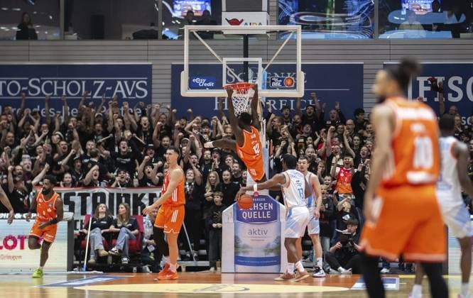 BASKETBALL EASYCREDIT BBL 7 GAME DAY SCIENCE CITY JENA NINERS CHEMNITZ FOR EDITORIAL PURPOSES ONLY p 08 11 2025 Jena Basketball easyCredit BBL 1 Basketball Bundesliga Saison 2025 2026 7 Spieltag Sparkassen Arena Science City Jena NINERS Chemnitz im Foto Amadou Sow 12 NINERS Chemnitz beim Dunk Deutschland Thueringen Jena Copyright SaschaxFromm Copyright: SaschaxFromm doc836mbmjn2skjku5u9xe ,EDITORIAL USE ONLY Copyright: SaschaxFromm