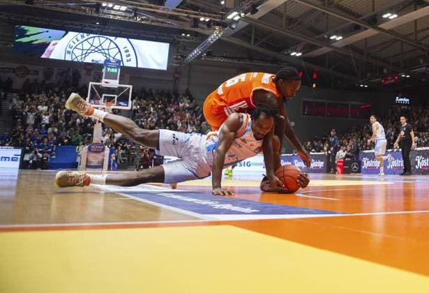 BASKETBALL EASYCREDIT BBL 7 GAME DAY SCIENCE CITY JENA NINERS CHEMNITZ FOR EDITORIAL PURPOSES ONLY p 08 11 2025 Jena Basketball easyCredit BBL 1 Basketball Bundesliga Season 2025 2026 7 Matchday Sparkassen Arena Science City Jena NINERS Chemnitz in the photo Keith Braxton JR 13 Science City Jena in a duel with Ty Brewer 15 NINERS Chemnitz Germany Thueringen Jena Copyright SaschaxFromm Copyright: SaschaxFromm doc836mbxi02p4tvil29xe ,EDITORIAL USE ONLY Copyright: SaschaxFromm