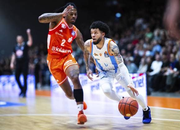 BASKETBALL EASYCREDIT BBL 7 GAME DAY SCIENCE CITY JENA NINERS CHEMNITZ FOR EDITORIAL PURPOSES ONLY p 08 11 2025 Jena Basketball easyCredit BBL 1 Basketball Bundesliga Season 2025 2026 7 Matchday Sparkassen Arena Science City Jena NINERS Chemnitz in the photo Tavian Dunn Martin 0 Science City Jena in a duel with Nike Sibande 2 NINERS Chemnitz Germany Thueringen Jena Copyright SaschaxFromm Copyright: SaschaxFromm doc836mb3jztcxaxe3jhv8 ,EDITORIAL USE ONLY Copyright: SaschaxFromm