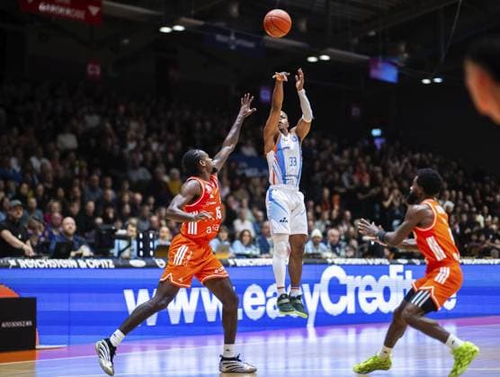 BASKETBALL EASYCREDIT BBL 7 GAME DAY SCIENCE CITY JENA NINERS CHEMNITZ FOR EDITORIAL PURPOSES ONLY p 08 11 2025 Jena Basketball easyCredit BBL 1 Basketball Bundesliga Season 2025 2026 7 Matchday Sparkassen Arena Science City Jena NINERS Chemnitz in the photo Eric Washington 33 Science City Jena in a duel with Ty Brewer 15 NINERS Chemnitz and Corey Davis 5 NINERS Chemnitz Germany Thueringen Jena Copyright SaschaxFromm Copyright: SaschaxFromm doc836mc5jy2yok5tr5k6 ,EDITORIAL USE ONLY Copyright: SaschaxFromm