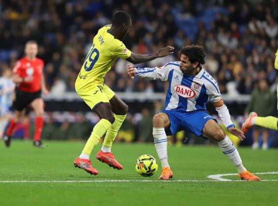November 8, 2025, Sabadell, Barcelona, Spain: Barcelona Spain 08.11.2025 Leandro Cabrera (Espanyol) and Nicolas Pepe (Villarreal) battle for the ball during the La Liga EA Sports between Espanyol and Villarreal at RCDE Stadium on 08 November 2025 in Barcelona. Sabadell Spain - ZUMAu50_ 20251108_zsp_u50_053 Copyright: xXavixUrgelesx