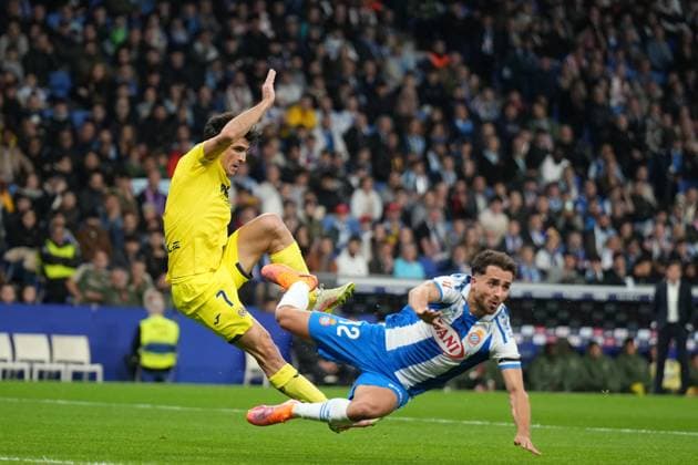 RCD Espanyol de Barcelona v Villarreal CF - LaLiga EA Sports Jose Salinas of Espanyol and Gerard Moreno of Villarreal fight for an aerial duel during the match between RCD Espanyol and Villarreal at the Stage Front Stadium in Barcelona, Spain, on November 8, 2025. Barcelona Spain  Copyright: xLeonardoxGerzonx originalFilename:gerzon-notitle251108_npDHL.jpg