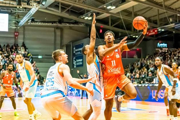 Jena, Germany 08 November 2025 1 BBL 2025 2026 Science City Jena vs Niners Chemnitz In the picture from left in the duel Lorenz Bank Jena , Eric Washington Jena and Kostja Mushidi 99 Copyright: xFotostandx xNachtigallx