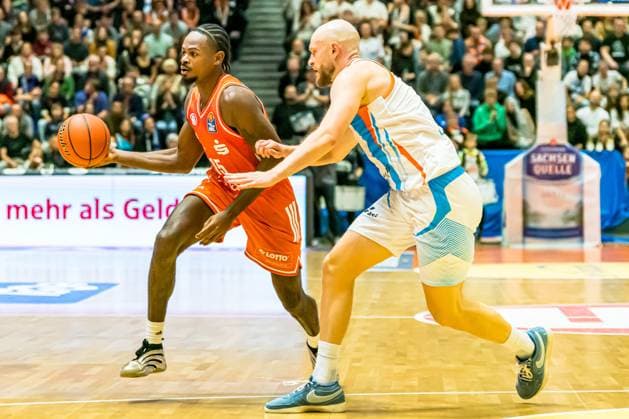 Jena, Germany 08 November 2025 1 BBL 2025 2026 Science City Jena vs Niners Chemnitz Pictured from left in a duel Ty Brewer 99 and Robin Christen Jena Copyright: xFotostandx xNachtigallx