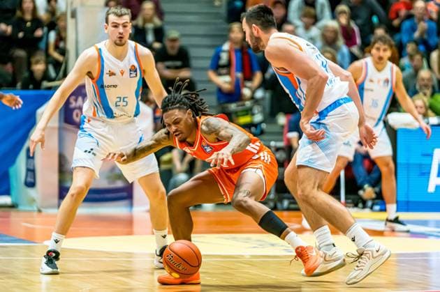 Jena, Germany 08 November 2025 1 BBL 2025 2026 Science City Jena vs Niners Chemnitz In the picture from left in the duel Lorenz Bank Jena , Nike Sibande 99 and Alex Herrera Jena Copyright: xFotostandx xNachtigallx
