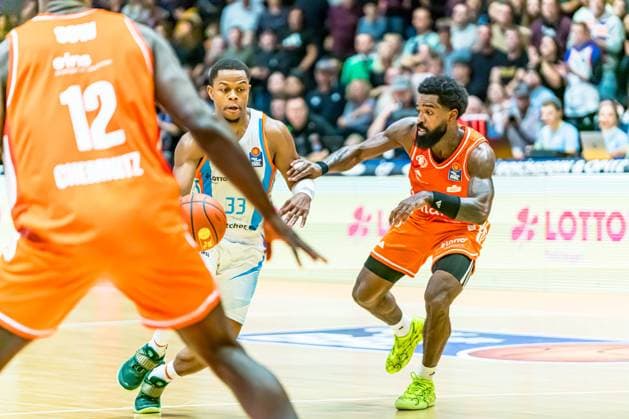 Jena, Germany 08 November 2025 1 BBL 2025 2026 Science City Jena vs Niners Chemnitz In the picture from left in the duel Eric Washington Jena and Corey Davis 99 Copyright: xFotostandx xNachtigallx
