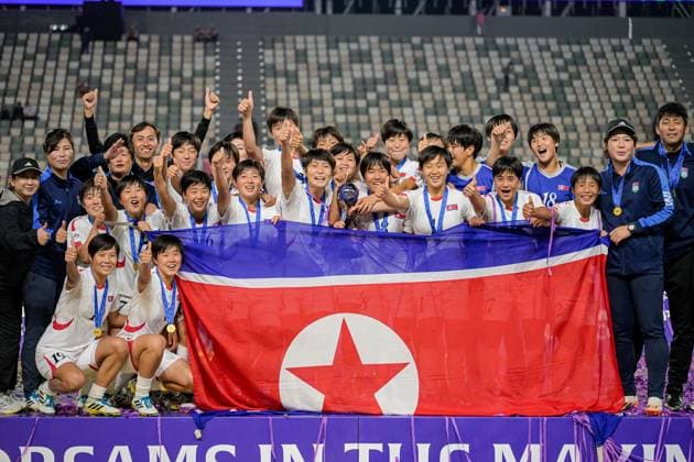 Korea DPR v Netherlands - FIFA U-17 Women s World Cup Morocco 2025 Final Korea DPR celebrates winning the FIFA U17, U 17 Women s World Cup by raising the cup in the 1st - 2nd place match between Korea DPR and the Netherlands in Rabat, Morocco, on November 8, 2025, at the Olympic Stadium Rabat Morocco  Copyright: xAndreaxxAmatox originalFilename:amato-notitle251108_np7SK.jpg