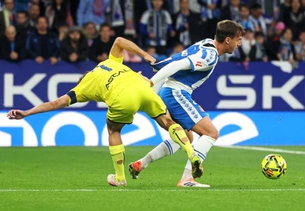 RCD Espanyol de Barcelona v Villarreal CF - LaLiga EA Sports Gerard Moreno and Urko Gonzalez play during the match between RCD Espanyol and Villarreal CF, corresponding to week 12 of LaLiga EA Sports, at the RCDE Stadium in Barcelona, Spain, on November 8, 2025. Barcelona Barcelona Spain  Copyright: xUrbanandsportx originalFilename:urbanandsport-rcdespan251108_npc0f.jpg