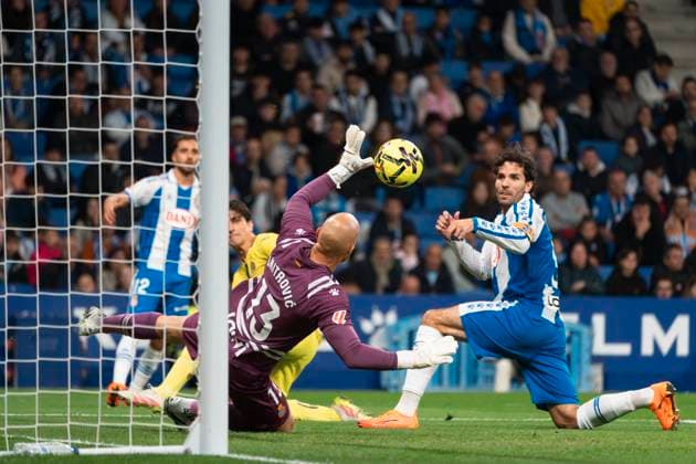 RCD Espanyol de Barcelona v Villarreal CF - LaLiga EA Sports Marko Dmitrovic, goalkeeper of RCD Espanyol, stops a ball during the LaLiga EA Sports match between RCD Espanyol and Villarreal CF at the RCD Stadium in Barcelona, Spain, on November 8, 2025. Barcelona Spain  Copyright: xRubenxDexLaxRosax originalFilename:delarosa-rcdespan251108_npdsA.jpg