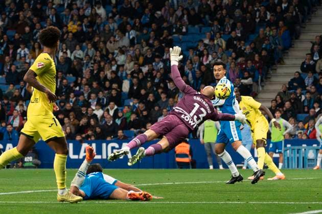 RCD Espanyol de Barcelona v Villarreal CF - LaLiga EA Sports Marko Dmitrovic of RCD Espanyol stretches out to stop a shot during the LaLiga EA Sports match between RCD Espanyol and Villarreal CF at the RCD Stadium in Barcelona, Spain, on November 8, 2025. Barcelona Spain  Copyright: xRubenxDexLaxRosax originalFilename:delarosa-rcdespan251108_npJ2V.jpg