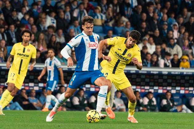 RCD Espanyol de Barcelona v Villarreal CF - LaLiga EA Sports URKO GONZALEZ DE ZARATE QUIROS of RCD Espanyol plays in front of Santiago Comesana Veiga of Villarreal during the LaLiga EA Sports match between RCD Espanyol and Villarreal CF at the RCD Stadium in Barcelona, Spain, on November 8, 2025. Barcelona Spain  Copyright: xRubenxDexLaxRosax originalFilename:delarosa-rcdespan251108_npxOO.jpg